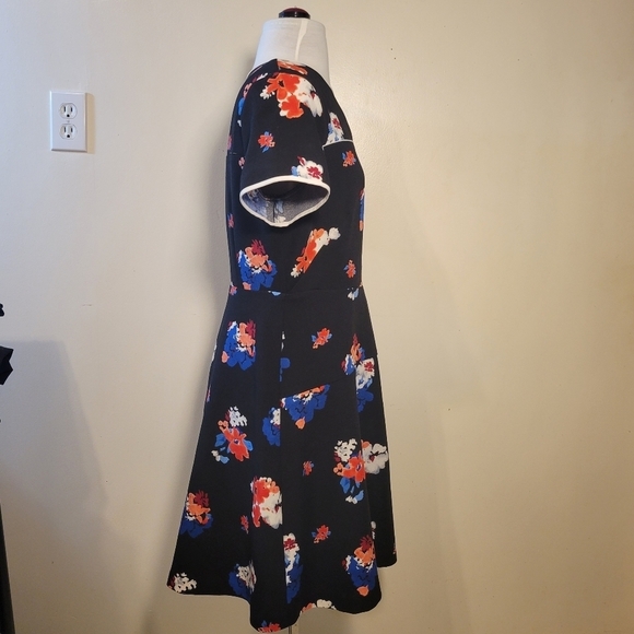 Vince Camuto: Women's Size 8/M "Traveling Blooms" Knee-length Short-sleeve Dress - Picture 4 of 11